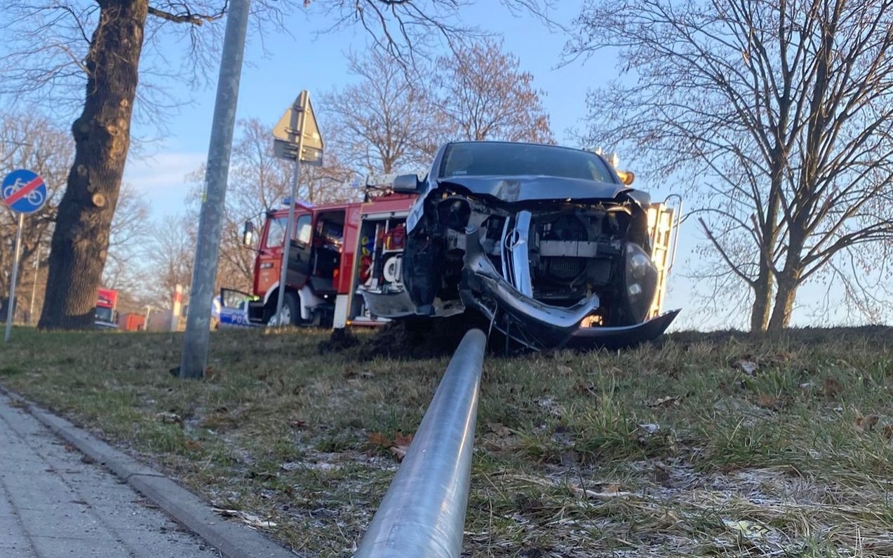 Kierująca oplem zasłabła podczas jazdy. Poranna akcja służb w Brzeszczach