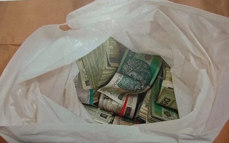 Spakowała 40 000 złotych i zostawiła na ogrodzeniu