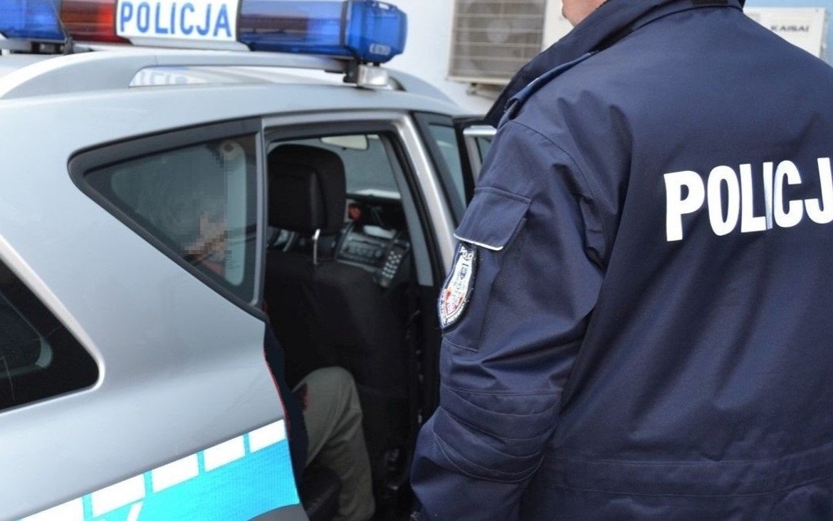 Policjanci zatrzymali pijanego kierowcę i zarekwirowali jego auto
