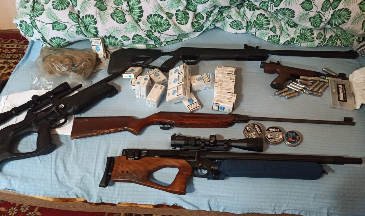 Policjanci grupy Speed u kierowcy zabezpieczyli arsenał wiatrówek