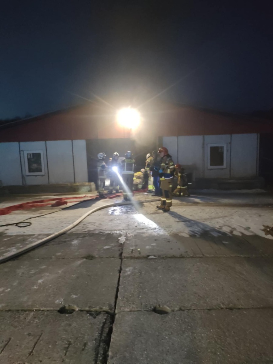 Pożar kurnika w Zasolu, ogień pochłonął setki kurcząt – ZDJĘCIA!