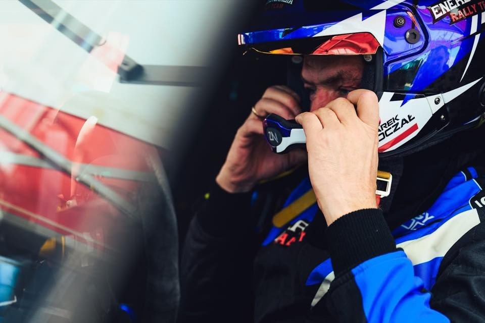 Trudne chwile dla Zatorskiej Ekipy Energylandia Rally Team – Marek Goczał doznał kontuzji na 3. etapie Abu Dhabi Desert Challenge