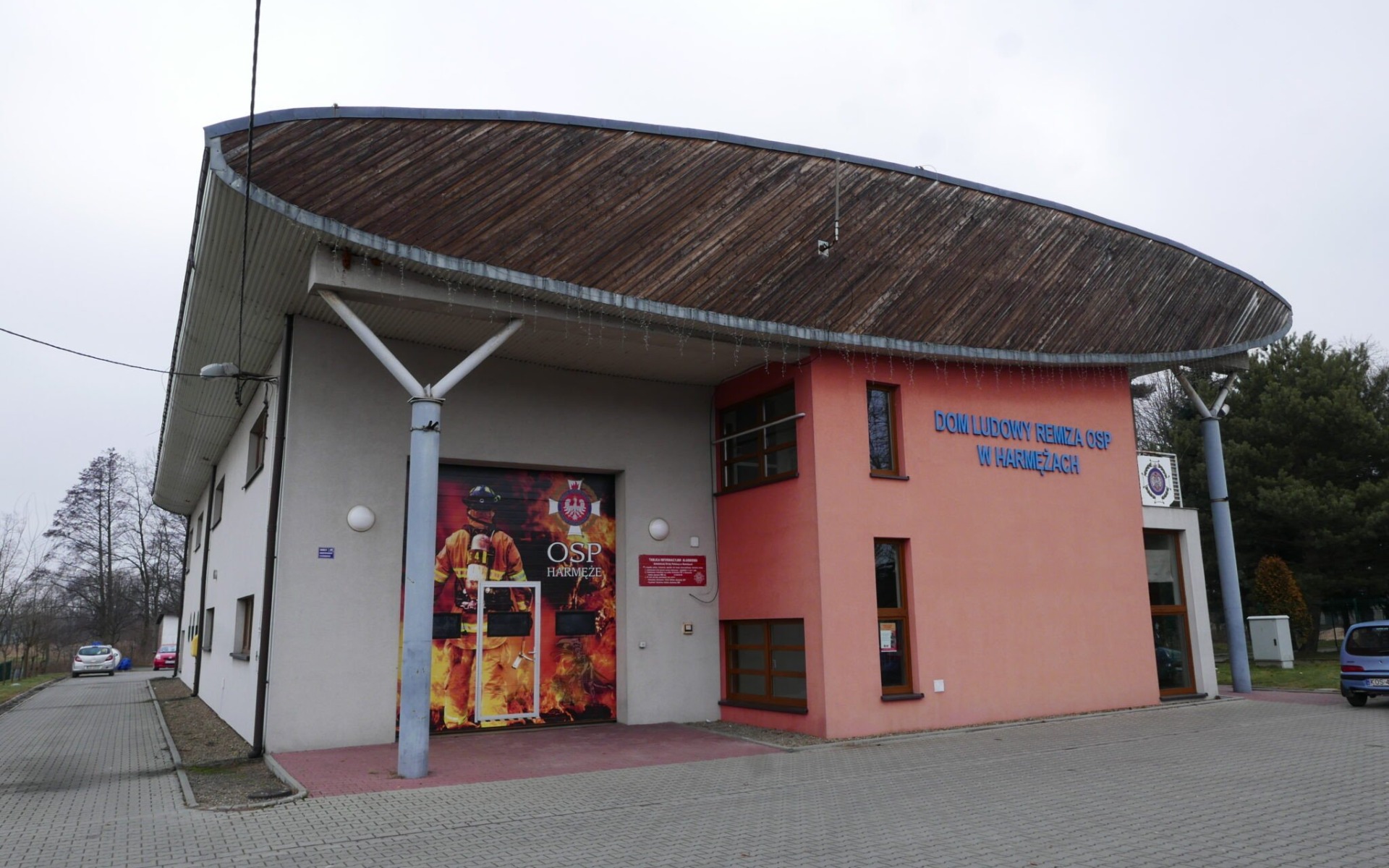 Nietypowe zdarzenie w Harmężach – kierowca zasłabł za kierownicą i zjechał pod remizę OSP