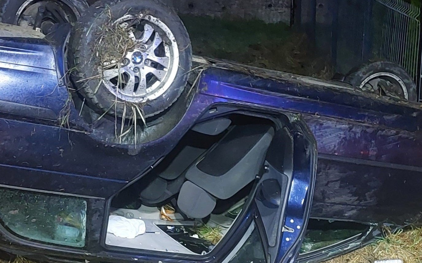 Nocne dachowanie samochodu osobowego w Brzeszczach – FOTO!