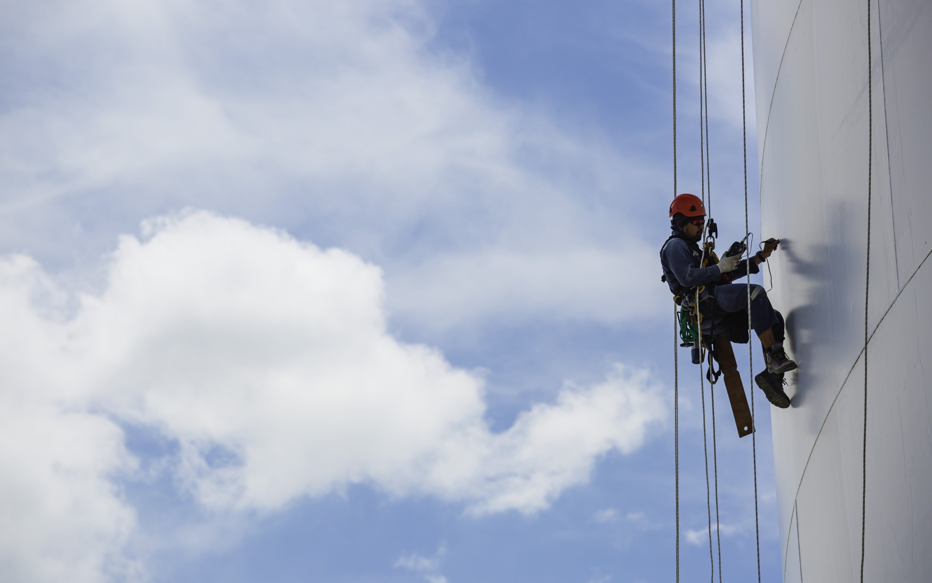 Bezpieczna praca na wysokości – o czym trzeba pamiętać?
