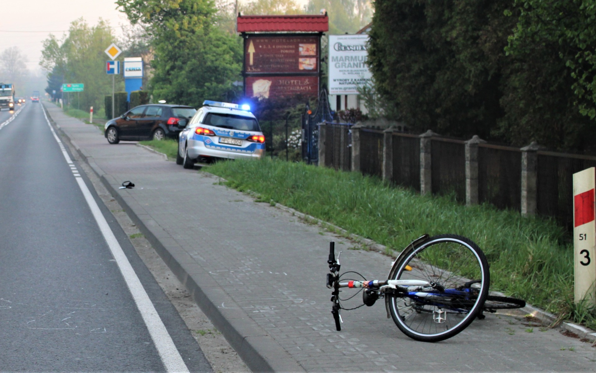 Potrącenie rowerzysty przez samochód osobowy