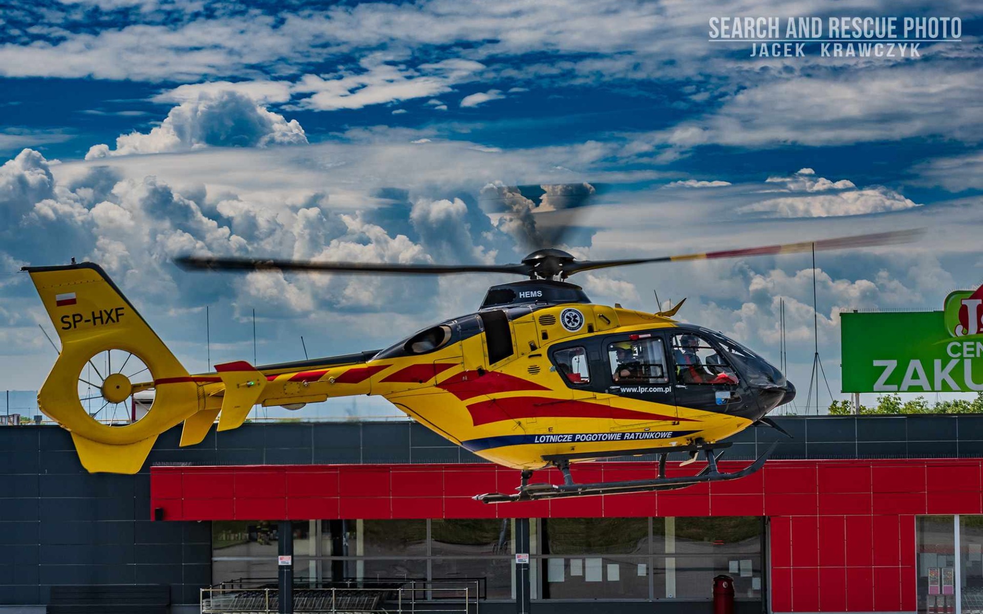 Pilna interwencja służb – poszkodowany z urazem głowy przetransportowany śmigłowcem LPR