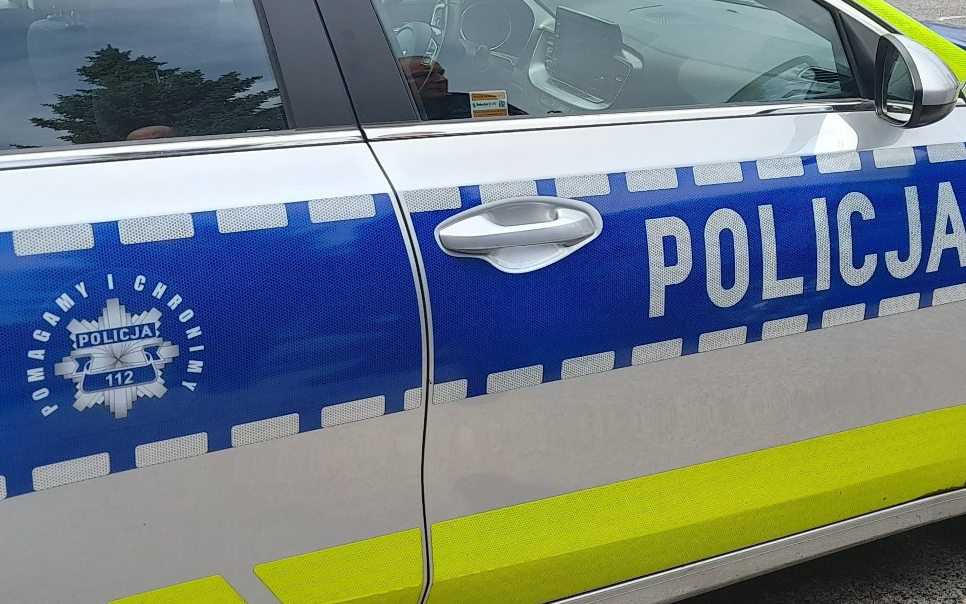 Policjanci zwrócili młodej pływaczce portfelik, który zgubiła na pikniku w Oświęcimiu