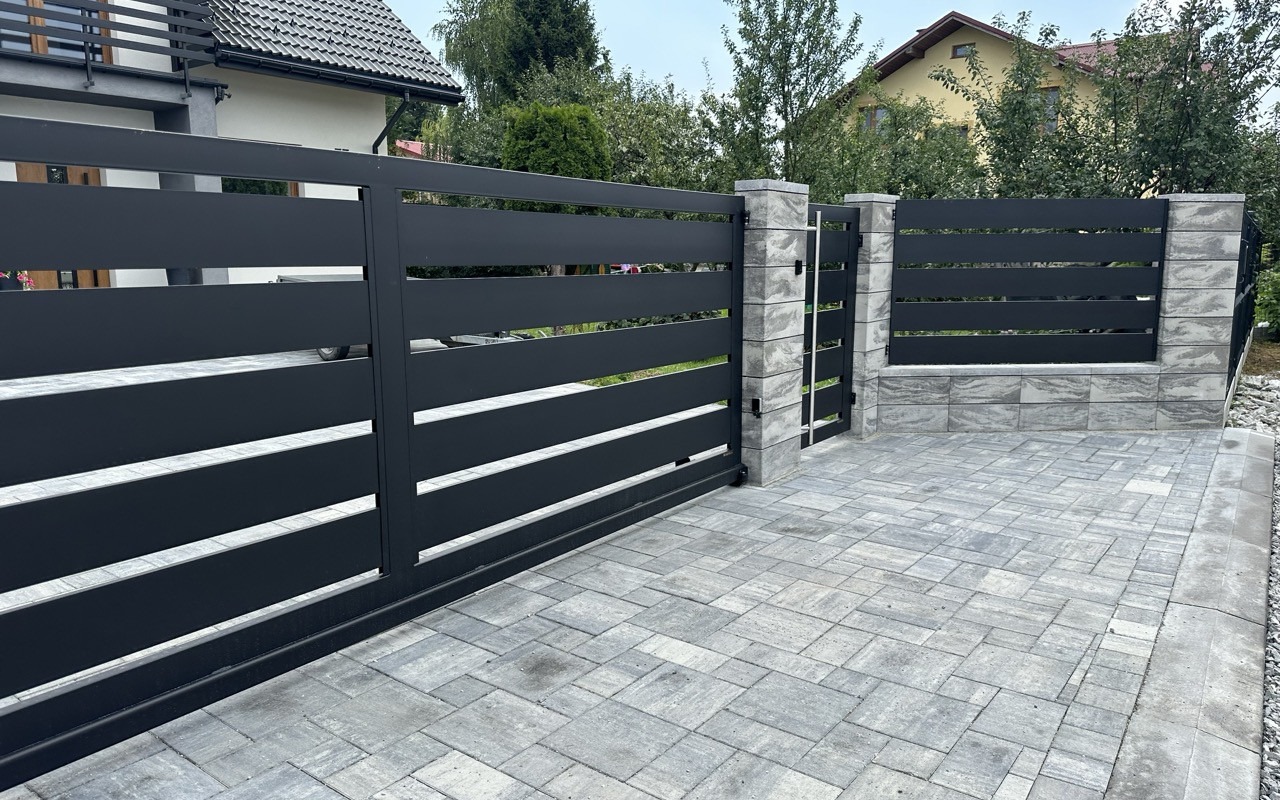 Ogrodzenia panelowe oraz bramy przesuwne – idealne połączenie dla bezpiecznej posesji