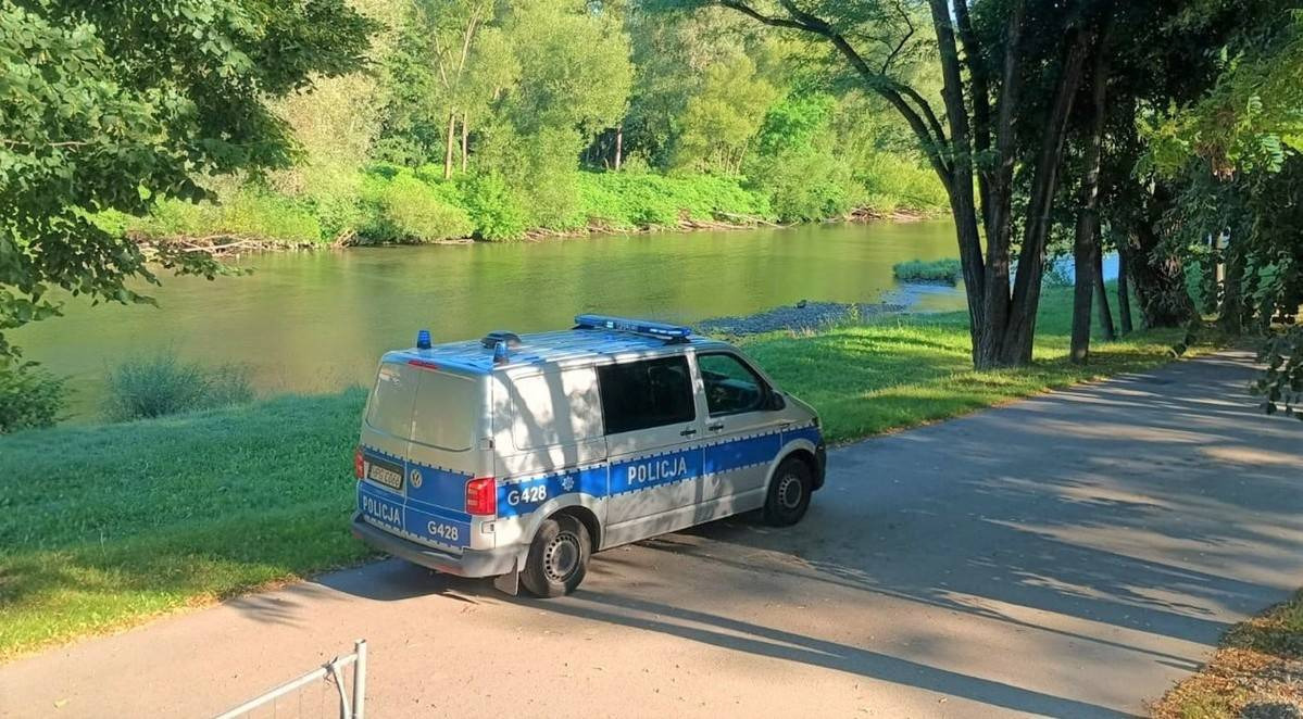 Siedmiolatek sam nad rzeką. Wzorowa reakcja rodziców innych dzieci