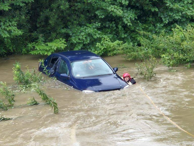 Samochód osobowy w rzece Soła – działania służb ratowniczych [FILM]