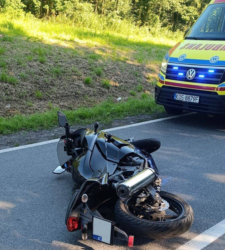 Kolizja drogowa z udziałem motocyklisty i samochodu osobowego