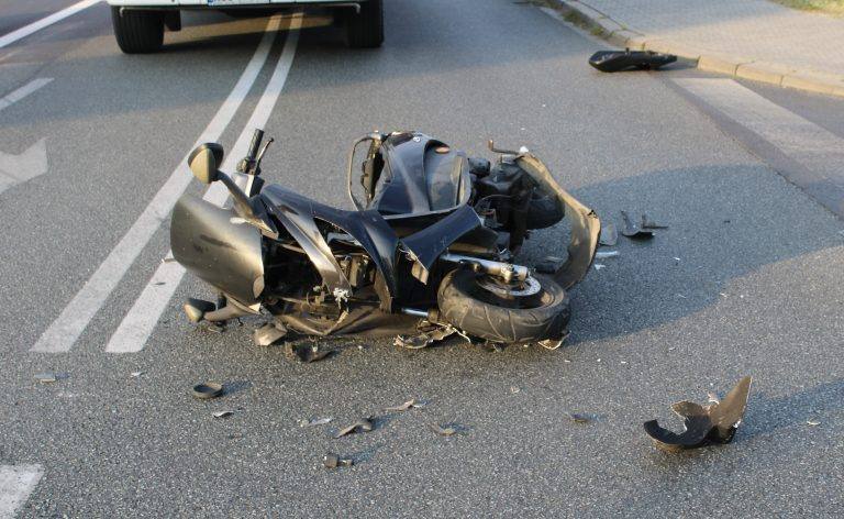 Poranne zderzenie samochodu osobowego ze skuterem