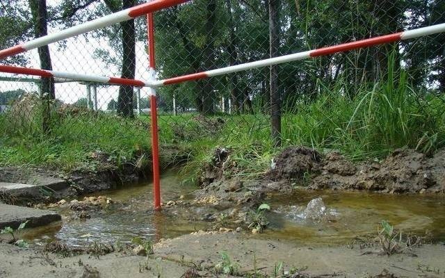 Od kilkunastu dni z uszkodzonej rury przy dawnej drodze zakładowej Synthosu tryska woda
