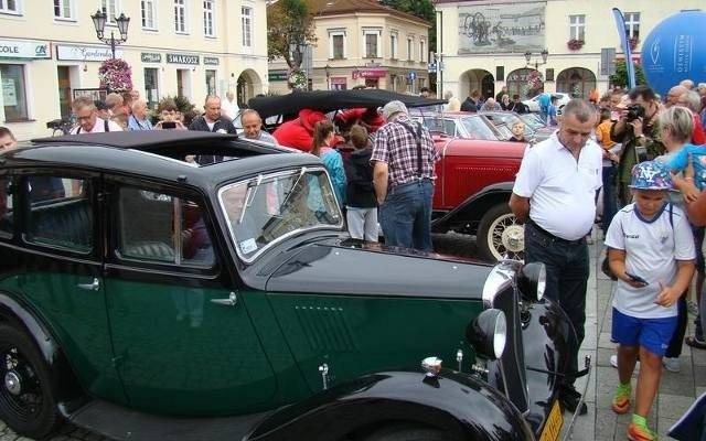 Czar dawnych samochodów. Zlot zabytkowych pojazdów na Rynku w Oświęcimiu