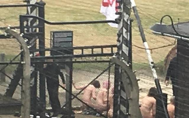 Jest akt oskarżenia dla grupy, która rozebrała się do naga w Auschwitz