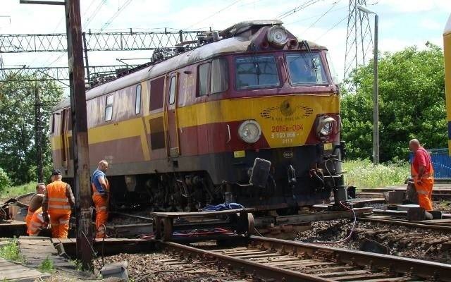 Stawiają lokomotywę na tory. Droga pod wiaduktem w Babicach nadal nieprzejezdna