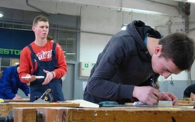 Młodzi stolarze z całej Polski walczą w Oświęcimiu o tytuły "Sprawnych w zawodzie"