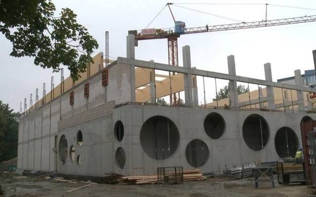 Mury nowej nowej hali sportowej przy „ósemce” w Oświęcimiu już stanęły