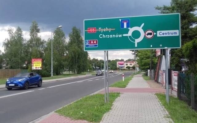 Wiadukt w Oświęcimiu otwarty już trzeci dzień, ale znaki informujące o jego zamknięciu wciąż są. To dezorientuje kierowców