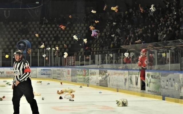 Re-Plast Unia Oświęcim – Zagłębie Sosnowiec. KIBICE, otoczka meczu (Teddy Bear Toss)