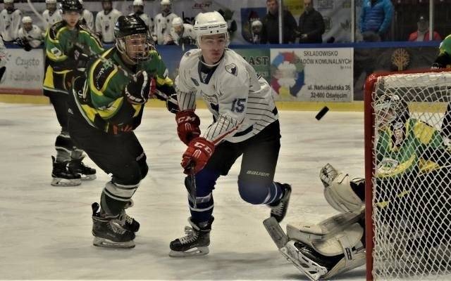 1 liga hokeja. UKH Unia Oświęcim podejmowała wicelidera, rezerwę JKH Jastrzębie. Zdecydowała trzecia tercja