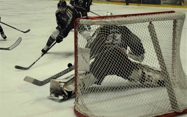 Re-Plast Unia Oświęcim poległa w Gdańsku z Lotosem, dając rywalom „drugie życie” w ćwierćfinale hokejowego play-off. Napastnicy do poprawki