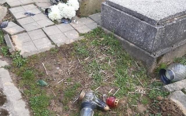 Hieny cmentarne zdemolowały cmentarz w Izdebniku [ZDJĘCIA]