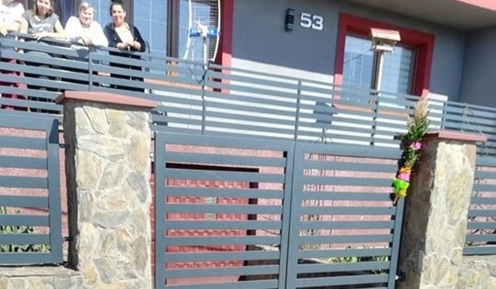 Ksiądz święcił palmy jadą samochodem od domu do domu