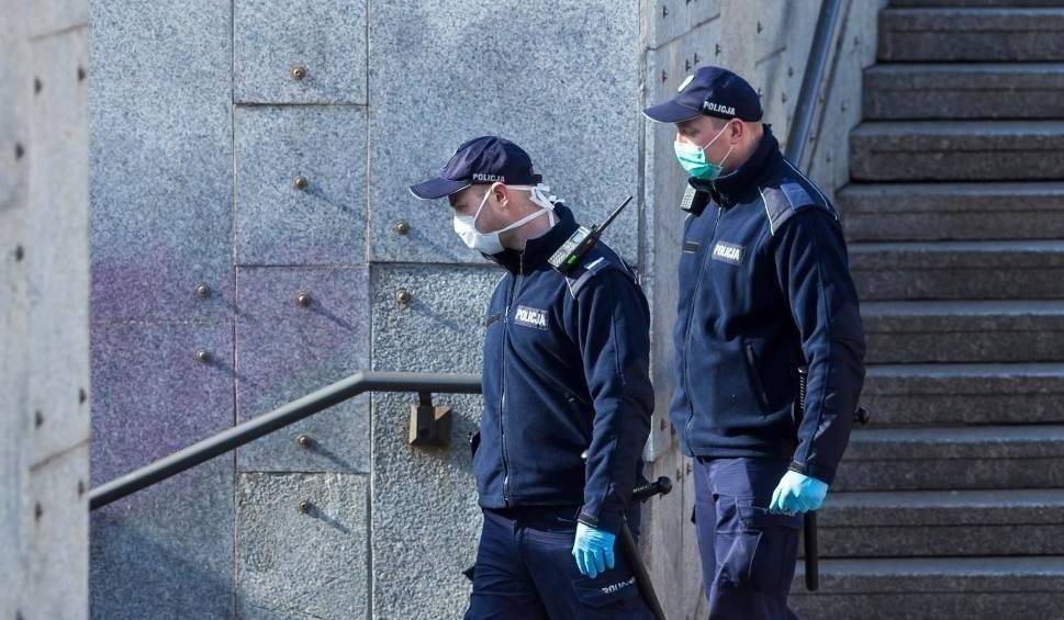 Walka z pandemią koronawirusa nadszarpnęła wizerunek policji? Nie chcemy karać ludzi mandatami - mówią stróże prawa
