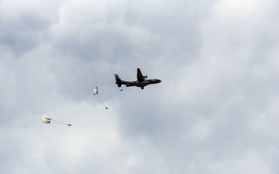 Widowiskowe skoki z helikoptera nad Pustynią Błędowską