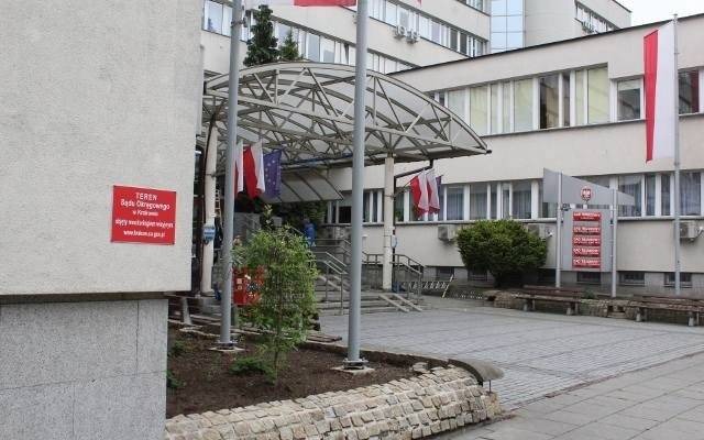 Atak zazdrosnego męża w Kętach. Zadał cios nożem