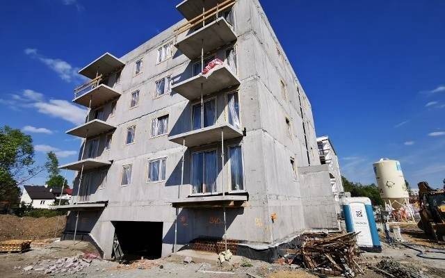 Chrzanów. Dużo wolnych mieszkań na osiedlu Chrzanowskie Błonia. Dlaczego ludzie zrezygnowali z ich kupna? [ZDJĘCIA]