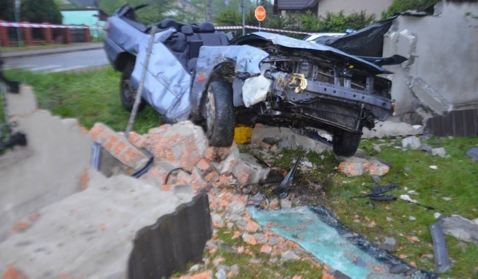 Bukowno. Nie żyje 20-letni kierowca. Rozbił samochód na betonowym ogrodzeniu