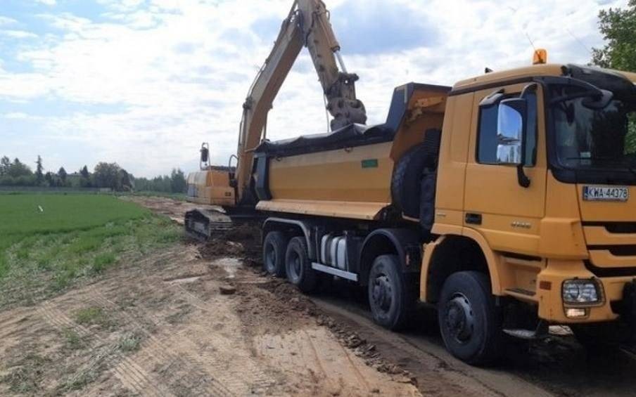 Budują drogę do Judenrampe i ziemniaczarek w Brzezince