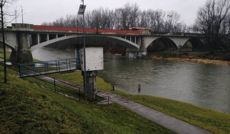 Stany ostrzegawcze na trzech rzekach, zalane piwinice
