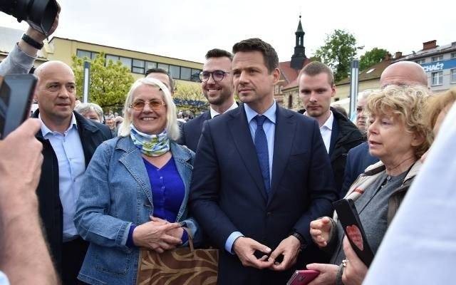 Chrzanów. Tłumy ludzi przyszły na spotkanie z Rafałem Trzaskowskim. Byli też zwolennicy PiS i gorąca atmosfera [ZDJĘCIA]