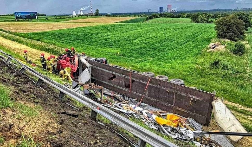 Wypadek na A4. Tir stoczył się do rowu, powstał korek gigant