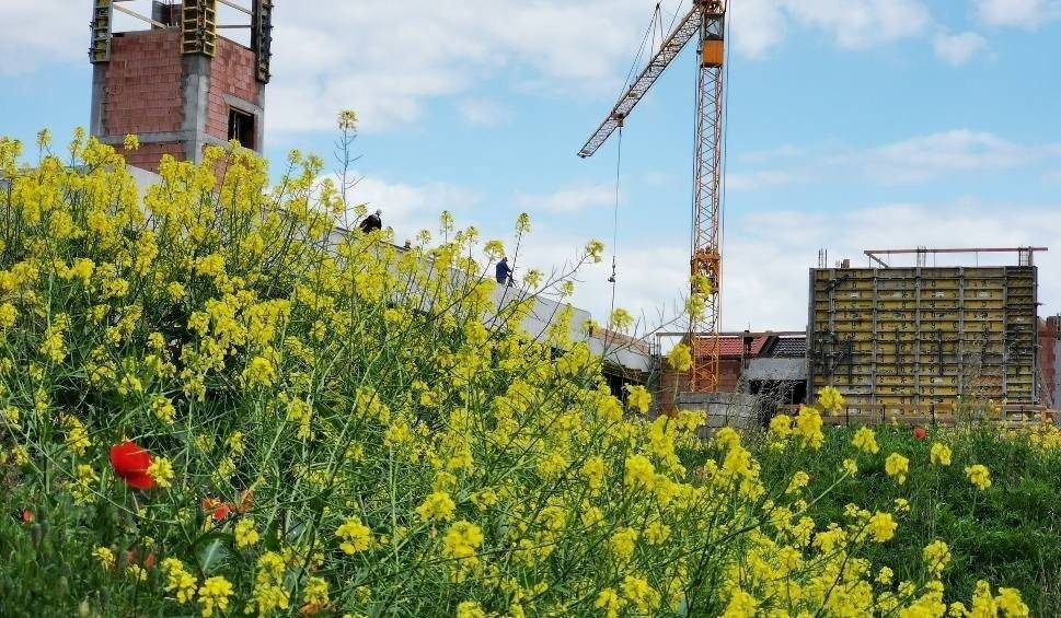 Budowa krytej pływalni w Libiążu ma zakończyć się przed czasem. Obiekt wygląda coraz bardziej imponująco [ZDJĘCIA]