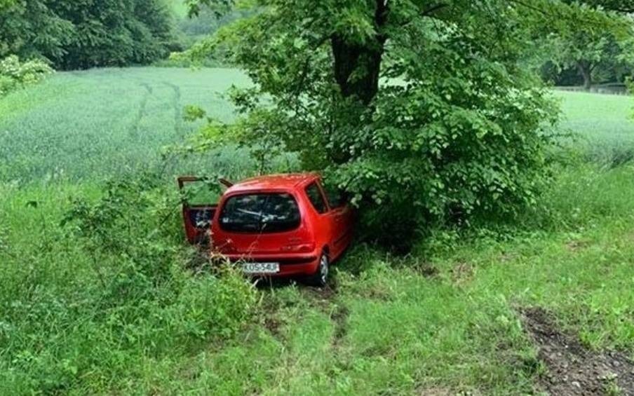 Wieprz. Samochód uderzył w drzewo. Wśród rannych niemowlę