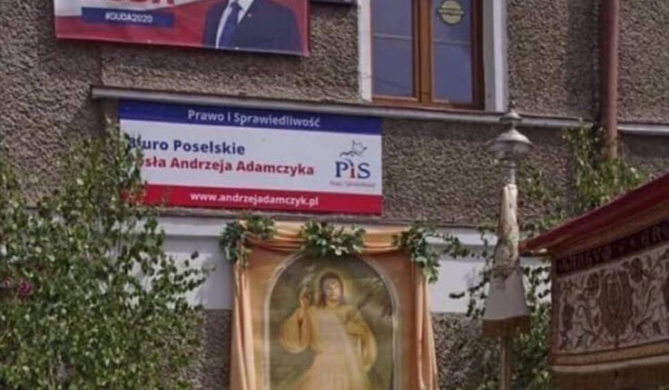 Ołtarz na Boże Ciało pod plakatami z Andrzejem Dudą