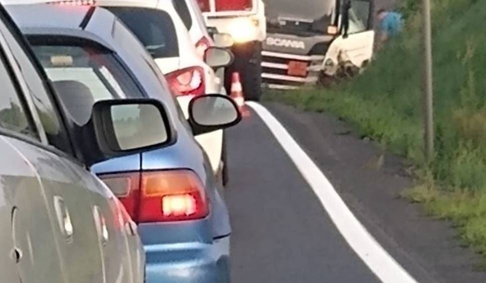 Cysterna z asfaltem wpadła do rowu na DK 44 w Brzeźnicy. Wprowadzono ruch wahadłowy