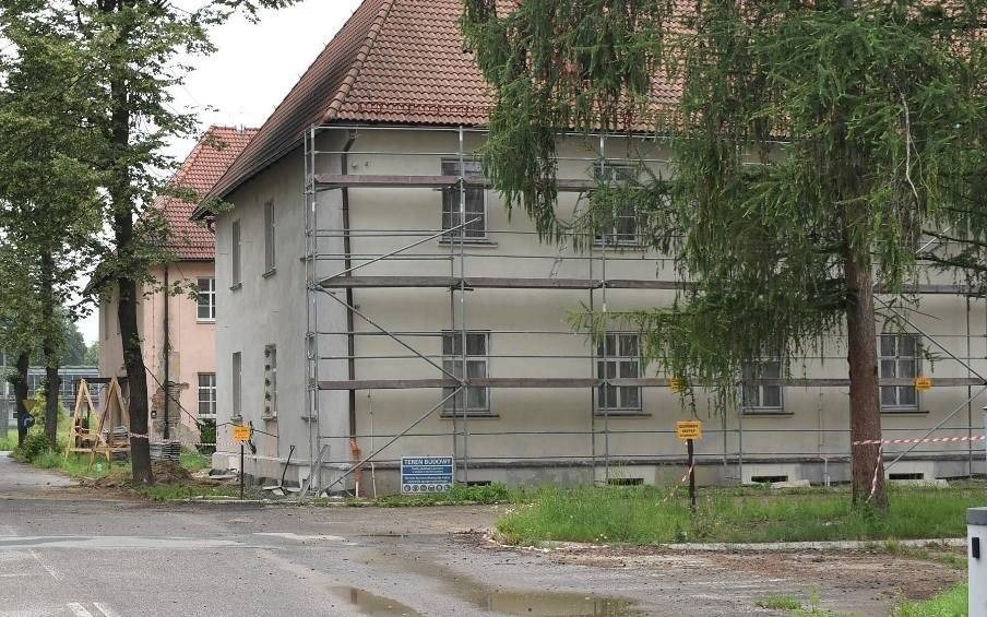 Oświęcim. Dawne koszary wojskowe w remoncie na potrzeby WOT