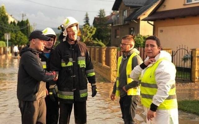 Powódź błyskawiczna w Małopolsce. Nocne działania strażaków
