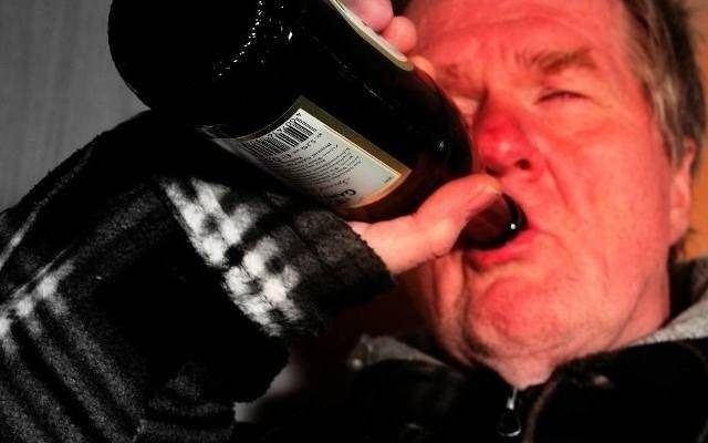 Olkusz. Pół litra wódki na miejscu, w sklepie, poproszę…
