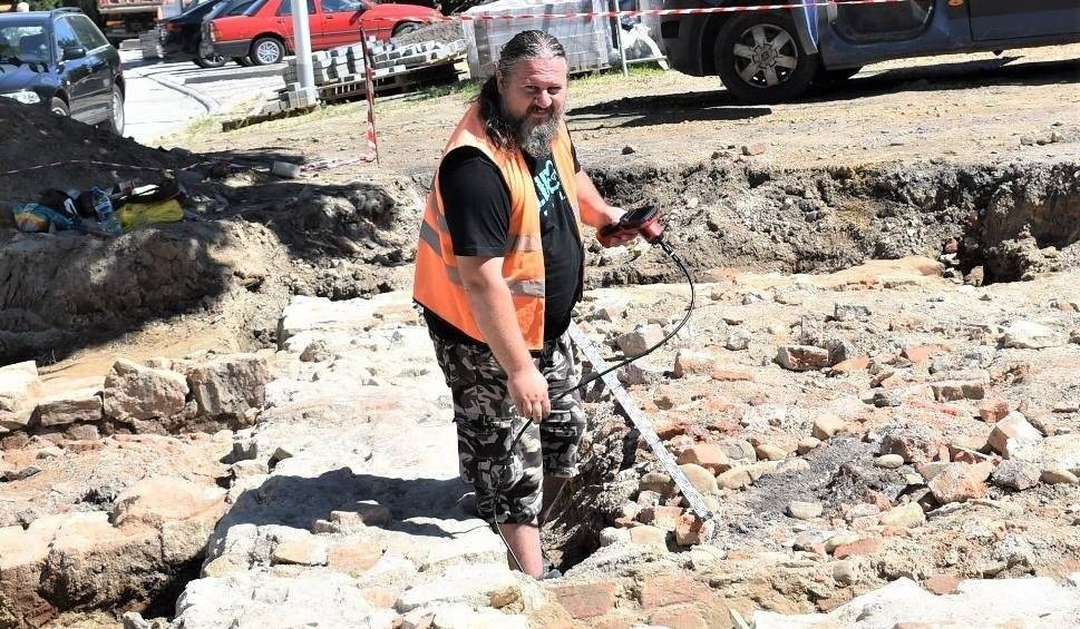 Oświęcim. Odkopali mury dawnego dworu Russockich