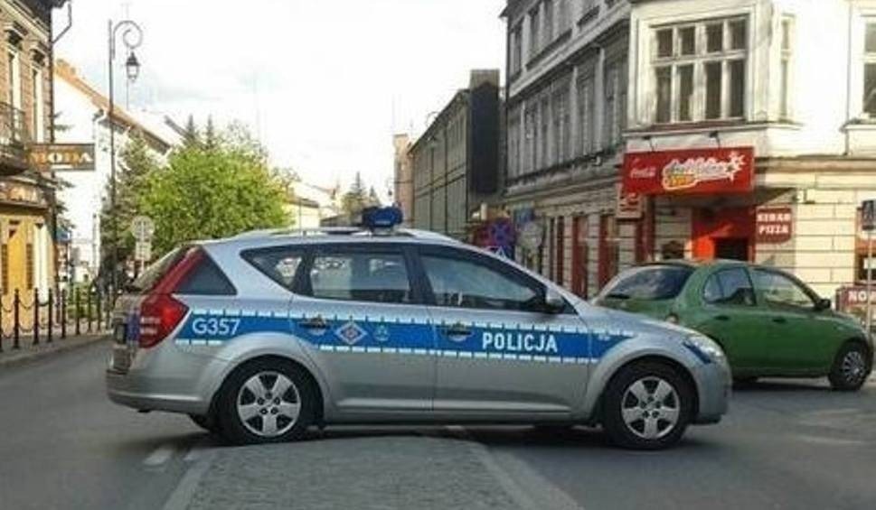 Wjechała autem do sklepu. Ranna klientka