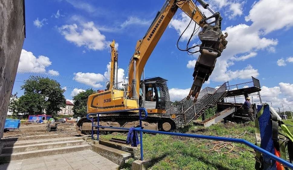Chrzanów. Ruszył remont na stacji kolejowej. Zniknęła stara kładka. Kolejne utrudnienia dla podróżnych [ZDJĘCIA]