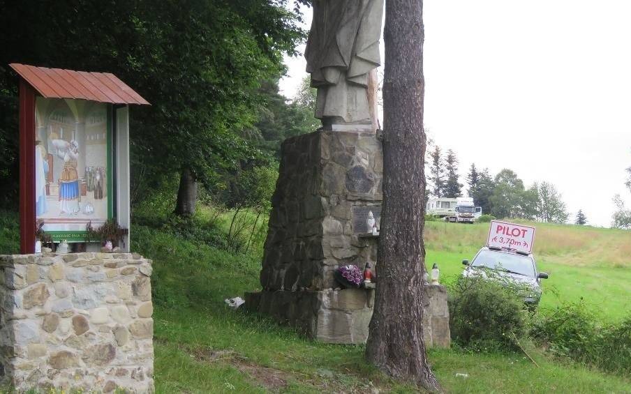 Imperium Piotra Natanka stoi na chwiejnych nogach? Nadzór budowlany nakazał rozebrać część budowli pustelni