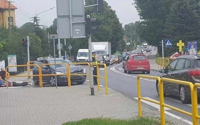 Sceny jak z filmu akcji. Radiowóz wjechał w uciekające auto